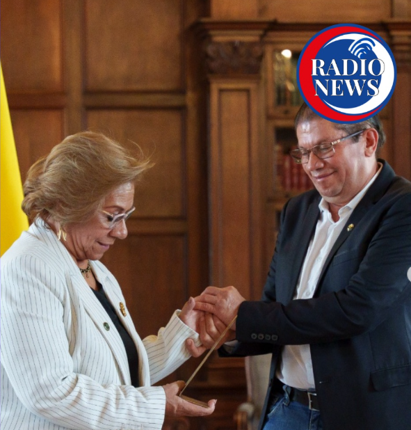 LA CANCILLER COLOMBIANA RECIBE HOMENAJE